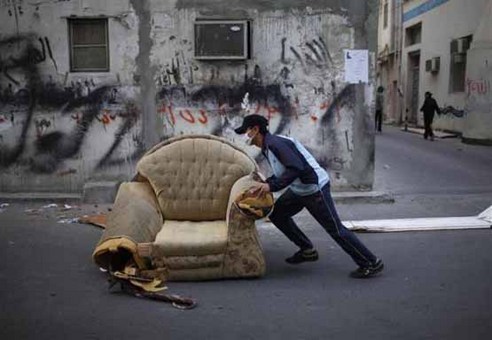 21 مارس 2012: معترضان از هر چیزی برای ساختن سنگر در برابر نیروهای دولتی استفاده می کنند.
REUTERS/Ahmed Jadallah
