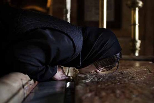 بوسه یک زایر بر سنگ کلیسای مقبره مقدس در بیت&zwnj;المقدس؛ در هفته مقدس، زایران فراوانی، راهی بیت&zwnj;المقدس می&zwnj;شوند.
Bernat Armangue / AP
