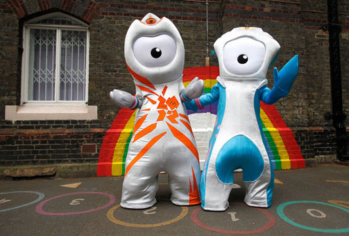 Wenlock عروسک نماد المپیک (سمت چپ) و  Mandeville نماد پارا المپیک (سمت راست) 
Reuters/Suzanne Plunkett
