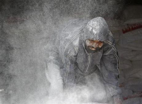 یک کارگر کارخانه ارد کابل
REUTERS/Omar Sobhani
