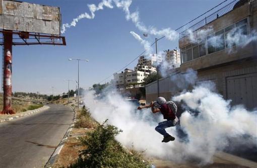 یک معترض فلسطینی که در جریان اعتراض به وضعیت بد زندانیان این کشور، اعتصاب غذا کرده بود.
REUTERS/Mohamad Torokman
