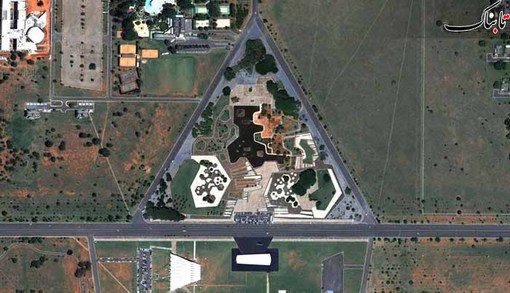 Pra&ccedil;a dos Cristais که یک پارک با شكل هندسی است که سراسر آن با مجسمه های کریستالی پوشانده شده در برزیلیای برزیل