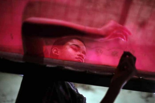 یک کودک کارگر کارگاه بافت ساری در کاتماندوی نپال
AP Photo/Anupam Nath
