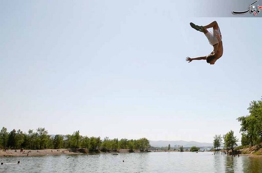 پناه بردن به آب خنک رودخانه Yenisei در هوای 30 درجه&zwnj;ای تابستان روسیه در کراسنویاریک
Reuters/Ilya Naymushin