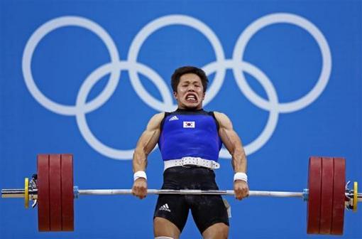 رقابت ورزشکار کره ای در گروه A رقابت های وزنه برداری دسته 69 کیلو گرم
REUTERS/Grigory Dukor
