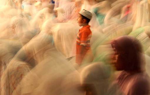 یک کودک در صفوف نماز جماعت در مسجدی در ماسکار در استان سولاوسی در جنوب اندونزی
Yusuf Ahmad/Reuters
