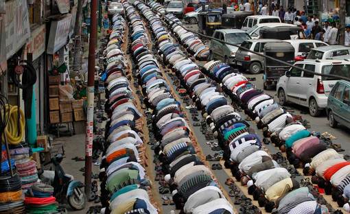برپایی نماز جماعت ظهر در خیابان های کشمیر در نخستین روزهای ماه مبارک رمضان
Danish Ismail/Reuters
