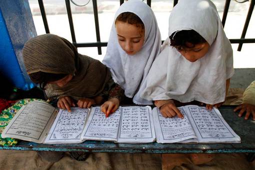 جلسه قرائت قرآن خردسالان در ایام ماه مبارک رمضان در جلال آباد کابل
Rahmat Gul/Associated Press
