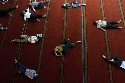 استراحت روزه داران در مسجد استقلال اندونزی ساعتی پس از اقامه نماز ظهر
Tatan Syuflana/Associated Press
