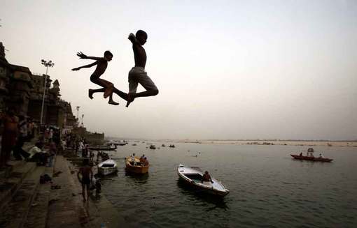 
شیرجه دو کودک هندی در آب رودخانه گنگ در هند
Rajesh Kumar Singh/Associated Press
