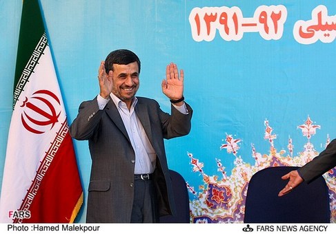 حمدی نژاد رئیس جمهور هنگام ورود به مراسم آغاز سال تحصیلی 92-91