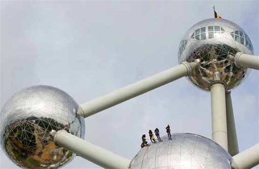تمیز کردن برج اتومیوم در بروکسل، اتومیوم(Atomium) ، بنایی است که برای نمایشگاه بین المللی بروکسل ، بلژیک به نام (Expo 58) در سال 1958 ساخته شده و به عنوان نماد معماری نوین بلژیک شناخته می شود.