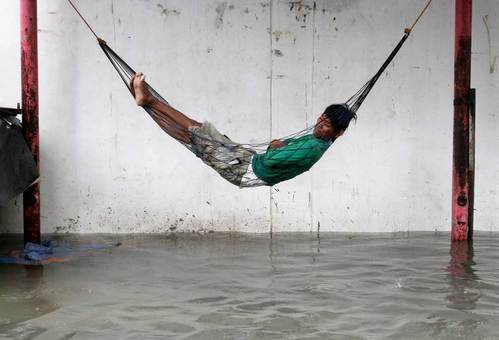 استراحت پس از طوفان سانبا در فیلیپین
15 سپتامبر 2012
Cheryl Ravelo/Reuters

