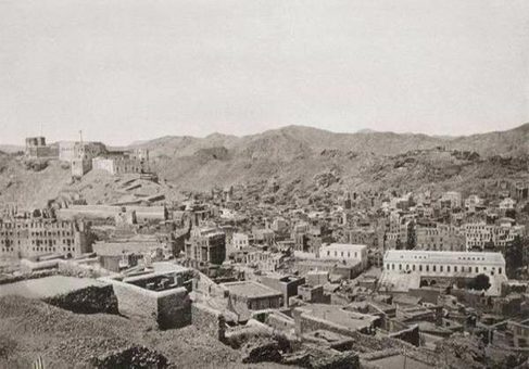 نمایی از شهر مکه از بلندای یکی از کوه&zwnj;های اطراف این شهر