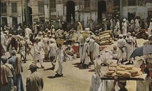 بازارهای اطراف مسجد الحرام که در آنها نان، قهوه، سجاده و اجناسی دیگر به فروش می&zwnj;رسد