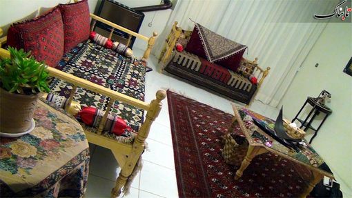 نشستن روی این تخت&zwnj;ها، بسیار راحت&zwnj;تر از مبلمان است و فرد می&zwnj;تواند به آسانی بر آن تکیه کرده و چهار زانو بزند و به این تعبیر قرآنی که می&zwnj;فرمایند، مؤمنان در بهشت روی تخت&zwnj;ها تکیه داده و روبه&zwnj;روی هم می&zwnj;نشینند بسیار نزدیک است و انسان احساس راحتی و صمیمیت بیشتری می&zwnj;کند. این چند تخت و کرسی (میز)  با هزینه کمتر از چهارصد هزار تومان آماده شده است.
از میز آن به عنوان کرسی در فصل سرما می&zwnj;توان استفاده کرد که خواص درمانی بسیاری برای کرسی آمده است.