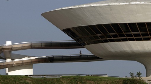 ساختمان موزه هنرهای مدرن نیتروی از شاهکارهای نیمایر شناخته می&zwnj;شود. او این بنای مدرن را در سال ۱۹۸۹ طراحی کرد، یعنی زمانی که ۸۹ ساله بود. او تمام موزه را به سان گلی شکوفا مجسم ساخت که هنردوستان را از همه طرف به اندرون خود دعوت می&zwnj;کند.