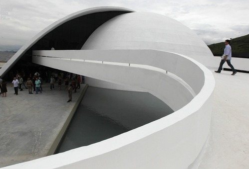 به نظر او سطوح ملایم، خمیده و ظریف به طبع و ذوق انسان نزدیکتر است.