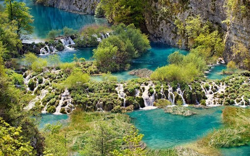 دریاچه پلیتوس، کرواسی،
دریاچه های پلیتویس مجموعه ای از۱۶ دریاچه ی کوچک در عمق یک جنگل هستند که با آبشار های زیبایی به یکدیگر متصل هستند و حیوانات بسیاری مثل گوزن ، خرس، گرگ، گراز و انواعی از پرندگان کمیاب در نزدیکی آنها زندگی می کنند. این آبشار ها که جزء میراث جهانی یونسکو محسوب می شوند به خاطر رنگ های برجسته و منحصر به فردی که دارند مشهور هستند. این رنگ ها از لاجوردی تا سبز، طوسی و آبی هستند و بر اسای میزان مواد معدنی آب دریاچه ها یا ارگانیسم های موجود در آن و یا حتی زاویه ی تابش نور خورشید، مدام در حال تغییر هستند.