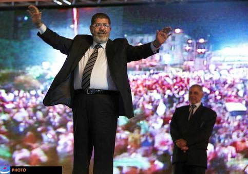 پس از کش&zwnj;و&zwnj;قوس&zwnj;های فراوان در مصر بر سر به دست گرفتن قدرت، مردم به محمد مرسی، نامزد اسلامگرای مصر رأی دادند و به این ترتیب، نخستین رئیس&zwnj;جمهور قانونی مصر برگزیده شد. این در حالی است که پیش از این و در فرایند انتخابات، به دلیل رد صلاحیت نامزد اخوان المسلمین، مصر صحنه درگیری&zwnj;های فراوانی بود، ولی با معرفی مرسی به عنوان نامزد اسلامگرای مصر، او توانست در رقابتی انتخاباتی ـ که در هفدهم ژوئن برگزار شد ـ بر ژنرال احمد شفیق پیروز شود. مرسی در مدت زمامداری خود و در جریان اجلاس عدم تعهد، یک بار به تهران سفر کرد که نخستین سفر یک مقام عالی رتبه مصری به ایران پس از قطع ارتباط دو کشور به شمار می&zwnj;آید. با حضور مرسی در قدرت اما مصر همچنان روی آرامش را ندید و در ماه&zwnj;های پایانی سال ۲۰۱۲ در جریان تصویب قانون اساسی این کشور درگیری&zwnj;های فراوانی در قاهره رخ داد.