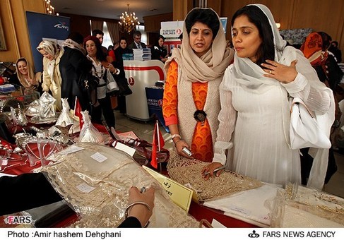 بازارچه خیریه زنان سفرا در دفتر مطالعات وزارت امور خارجه
17 بهمن 1391