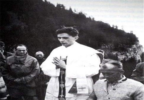 راتزینگر در حال نیایش در سال 1952، وی بعدها در رشته الهیات دکترا گرفت