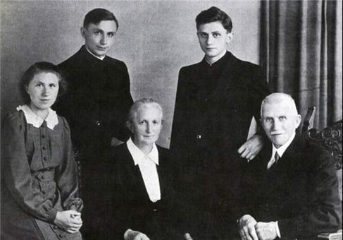 خانواده راتزینگر در سال 1951 یوزف جوان ایستاده سمت راست