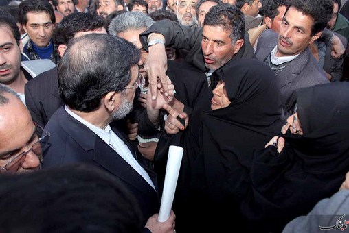 دیدار دکتر رضایی با کشاورزان اصفهانی که به دلیل مشکلات آبرسانی تحصن کرده بودند.