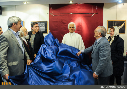 رونمایی از تندیس دکتر سندوزی