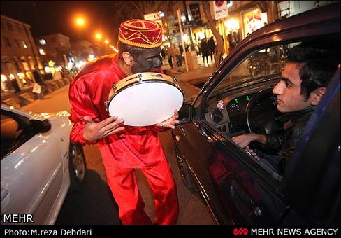 در آستانه سال نو برخی افراد با استفاده از لباس 