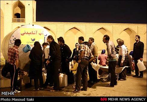 ماجرای اعتراض کشاورزان اصفهانی به حقابه خود علاوه بر دخالت پلیس در این شهر منجر به ابجاد مشسکلاتی در یزد شد. با قطع آب زاینده رود در روزهای ابتدایی هفته، مردم استان یزد با بحران آب آشامیدنی مواجه شده اند. یکشنبه ۱۳-۱۲-۹۱