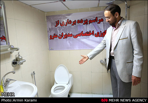 پرده دیگری از دعواهای انتخاباتی در کشور، پس از آنکه رسانه های نزدیک به دولت مدیران مترو را متهم به ساخت جکوزی با امکانات مترو کردند روز دوشنبه مدیران مترو با برنامه ای رسانه ای از جکوزی های که ادعا می شد در ساختمان آنها ساخته شده پرده برداری کردند. دوشنبه ۱۴-۱۲-۹۱