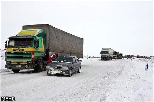 عملیات امداد و نجات و کمک رسانی به حادثه دیدگان در جاده های سبزوار با حضور یگانهای امداد نجات هلال احمر انجام شد