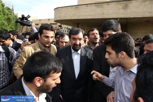 بدرقه پرشور محسن رضایی توسط دانشجویان دانشگاه شهید باهنر کرمان