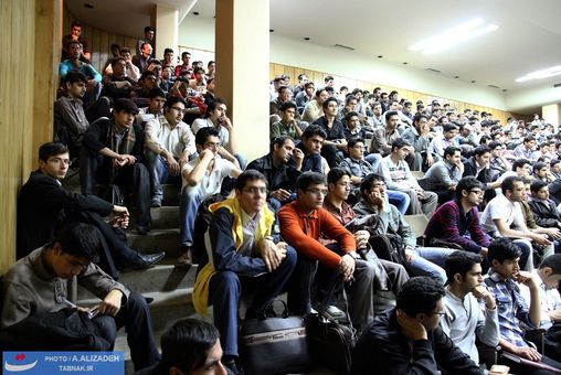 حضور پر شور دانشجویان دانشگاه باهنر کرمان در جلسه پرسش و پاسخ محسن رضایی