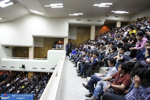 حضور پر شور دانشجویان دانشگاه باهنر کرمان در جلسه پرسش و پاسخ محسن رضایی