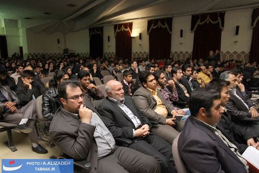 شرکت کنندگان در سالن شورای شهر کرمان و استماع سخنان دبیر تشخیص مصلحت نظام