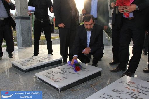 حضور محسن رضایی در گلزار شهدای آستانه اشرفیه و ادای احترام به مقام شامخ شهدای دفاع مقدس و دیدار با خانواده های محترم شهدا