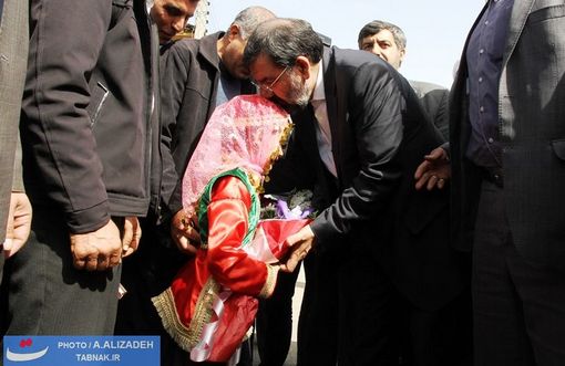 استقبال کودک گیلانی با لباس زیبای محلی در شهر سیاهکل از دکتر محسن رضایی