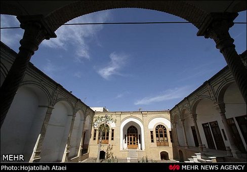 خانه تاریخی زند در مرکز بافت قدمی شهر قم در محله گذر قلعه در خیابان چهار مردان قرار دارد این بنای تاریخی متعلق به اواخر دوره قاجار با قدمت 130 ساله می باشد. سه شنبه 22-12-91

