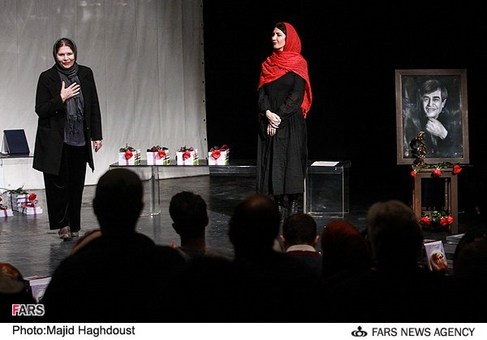 حضور هما روستا همسر مرحوم حمید سمندریان در مراسم جشن پایان سال انجمن کارگردانان تئاتر