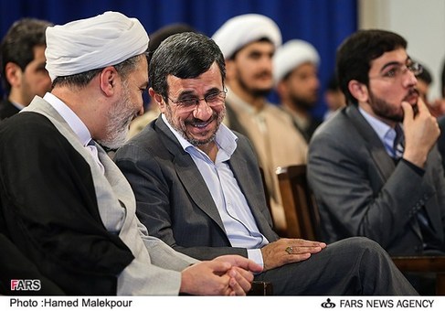 محمود احمدی نژاد رئیس&zwnj;جمهور و حجت الاسلام سلیمانی در دیدار با مسئولین ستادعالی و فعالان کانون&zwnj;های فرهنگی، هنری مساجد کشور