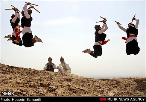 آئین ورشرنگ سربداران در نوروز، چوب بازی (چوب جنگک) و دست بازی،حركات زيبا و آهنگيني است كه بازيگران دايره وار مي چرخند و دستها را رو به آسمان به صورت دعاي دست به درگاه خدا مي سايند و معمولا