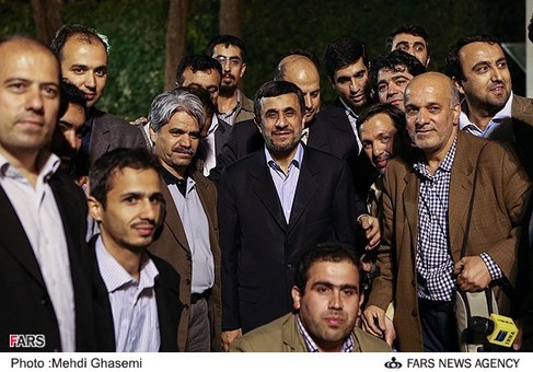 عکس یادگاری خبرنگاران و عکاسان حوزه دولت با محمود احمدی نژاد رئیس جمهور