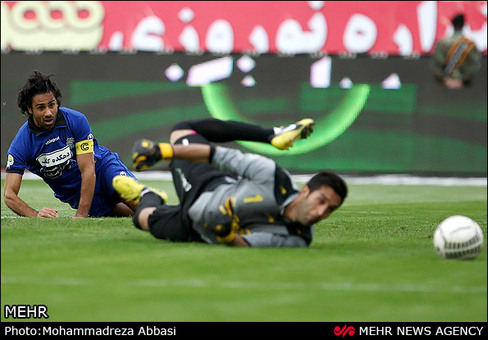 آخرین بازی لیگ برتر در سال 91 با تساوی یک- یک استقلال و نفت تهران به پایان رسید تا با پیروزی سپاهان برابر تراکتور تنور لیگ برتر در روزهای آغازین سال 92 گرم شود.
دوشنبه 28-12-91
