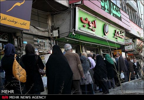 سرانجام در آخرین روزهای سال صف خرید خشکبار هم تشکیل شد تا سریال صف ایستادن ایرانی ها در سال 91 حسن ختامی هم داشته باشد.
سه شنبه 29-12-91
