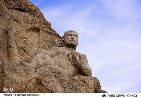 مجسمه هرکول در مجموعه تاریخی بیستون در کرمانشاه. یکشنبه 4 فروردین 1392
