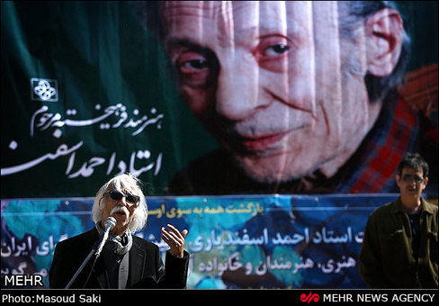 مراسم تشییع زنده یاد مرحوم احمد اسفندیاری صبح روز دوشنبه در موزه هنرهای معاصر تهران برگزار شد.	دوشنبه 5 فروردین 1392