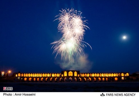 نورافشانی آسمان اصفهان در شب های نوروزی، پل خواجو. دوشنبه 5 فروردین 1392
