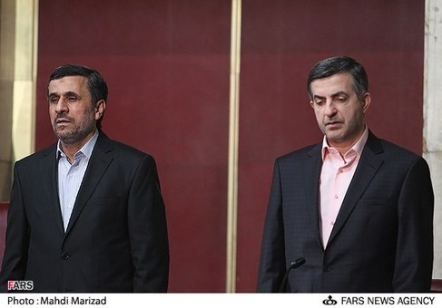 اسفندیار رحیم مشایی و محمود احمدی نژاد رئیس جمهور در نشست اعضای هیأت دولت با استانداران، معاونین وزارتخانه ها و رؤسای سازمان&zwnj;ها